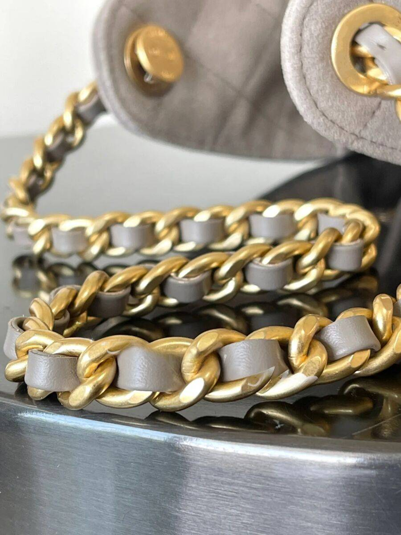 This Designer High-quality, Spacious Genuine Leather Shoulder Bag Features Classic Diageo Embroidery And Is Finished With Vintage Buttons And A Drawstring Chain._voghion.com