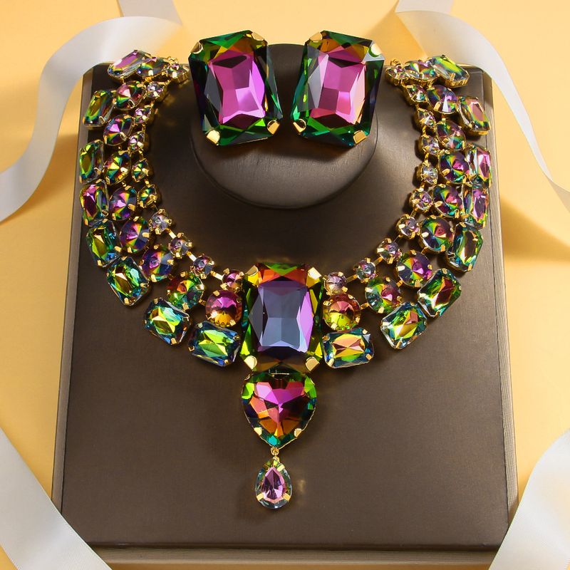 Set multicolore di vendita calda, orecchini quadrati, set di gioielli con catena a clavicola a più strati con gocce d'acqua_voghion.com