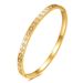Bracciale ovale in acciaio inossidabile da 4 mm di larghezza con motivo a rombo inciso e pietre di zircone per donna_voghion.com