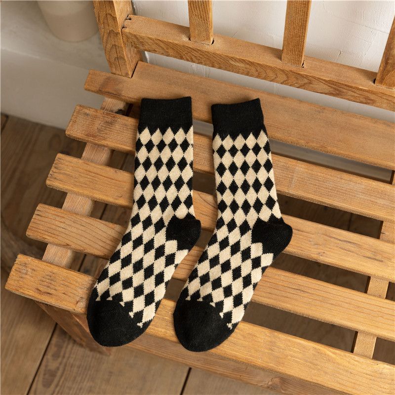 2 db őszi-téli vastagított és meleg gyapjúból készült, divatos, British Academy stílusú, gyémántkockás női zokni_voghion.com