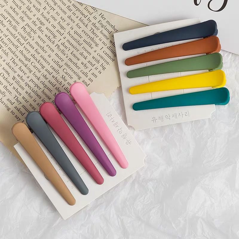 Matte makeup, large duckbill wash face, bangs internet red hair clip, minimalist headwear for women_voghion.com