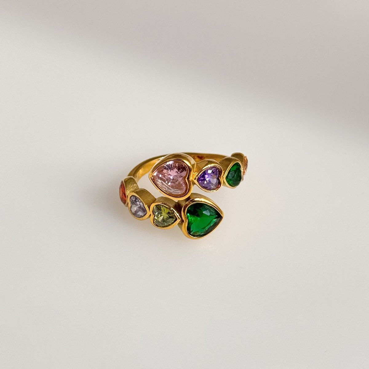 Anello in acciaio al titanio elettroplaccato in oro vero INS con cuore di pesca, smeraldo e zircone, molto venduto_voghion.com