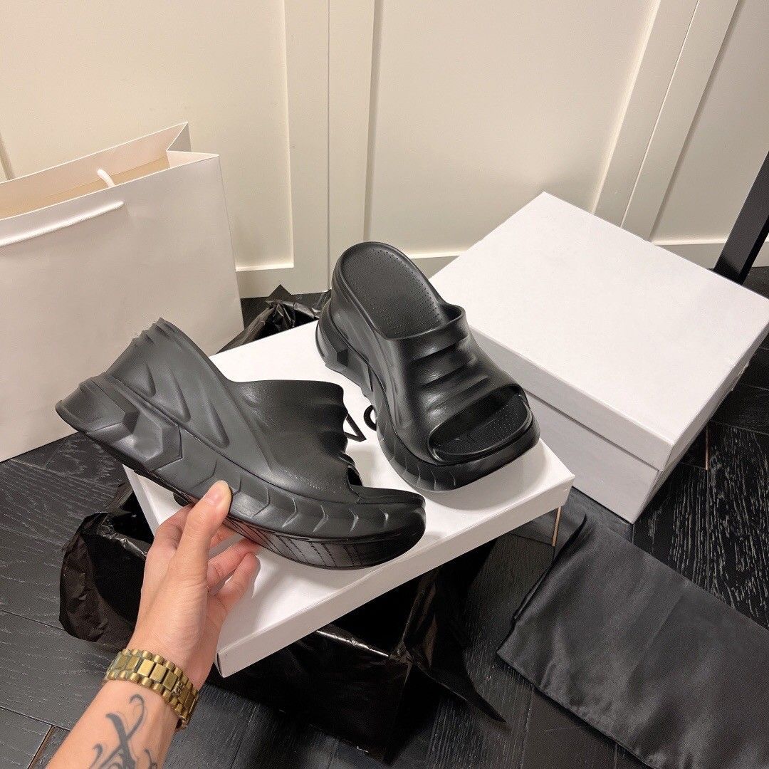 26SS Zomer Stijl Nieuwe Platform Correcte G Letter Dikke Zool Een-Woord Pantoffels Buiten Hoge Hak Wedge Luie Sandalen_voghion.com