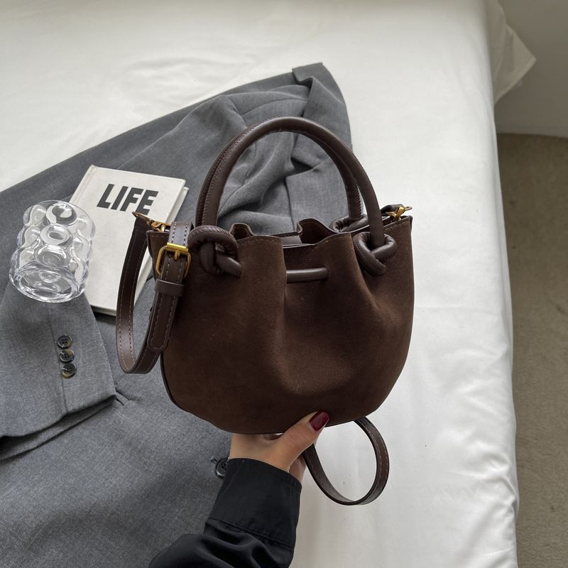 Fortschrittliche Wildlederhandtasche, Gemüsekorb, Wassereimer, neue Nischen-Mutter-Kind-Tasche, einzelner Schultergurt im westlichen Stil_voghion.com