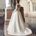 Abito da sposa con applicazioni in pizzo satinato - Abito da sposa snellente a trapezio con strascico a cappella (avorio, taglie dalla 2 alla 26W, poliestere, vita alta, maniche lunghe)_voghion.com