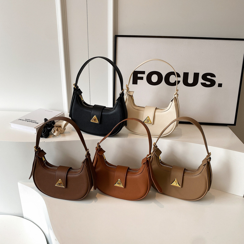 P7 2023 Nouveau sac sous les bras pour femme Nouveau sac du mois Sac pour femme simple et polyvalent Design de niche populaire Sac pour femme Lock Crescent_voghion.com