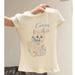Camiseta de manga corta con estampado de gato para mujer, cuello redondo, hombros descubiertos, corte entallado, 2025_voghion.com