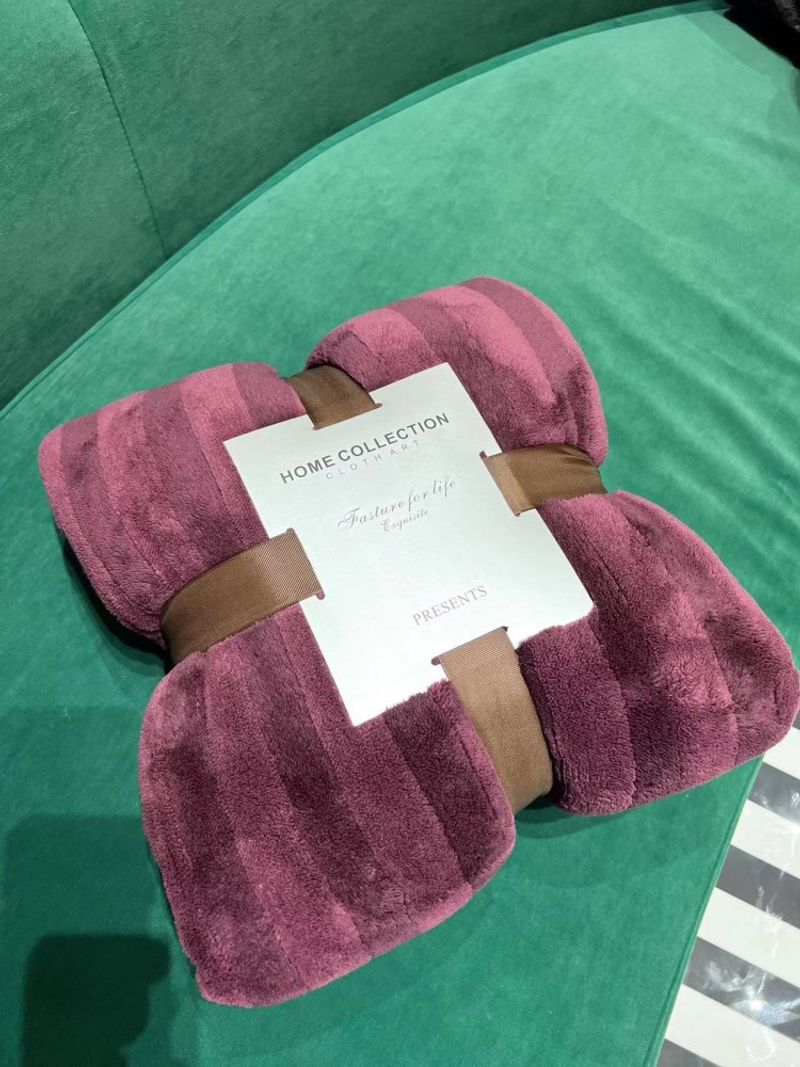 Four Seasons Velvet Flannel Multifunctional Blanket Air Conditioning Blanket_voghion.com