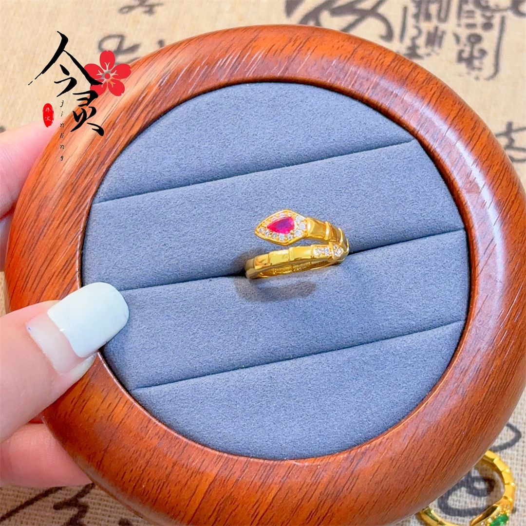 Anello di lusso con micro pavé di diamanti e temperamento smeraldo di alta qualità, Light Snake Niche_voghion.com