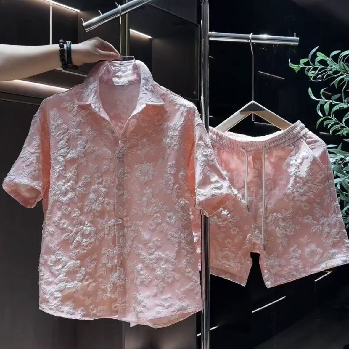 Herrenbekleidung Modischer Herren-Freizeitanzug im Sommerstil, Jacquard-Design, kurzärmliges Hemd, modischer und vielseitiger, neutraler Stil, zweiteiliger Anzug_voghion.com