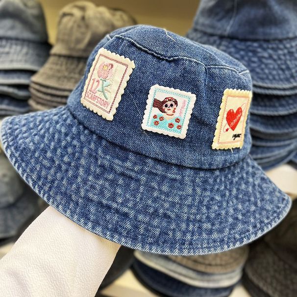 Cappello da donna versatile con secchiello in denim lavato e adesivo colorato, protezione solare retrò_voghion.com