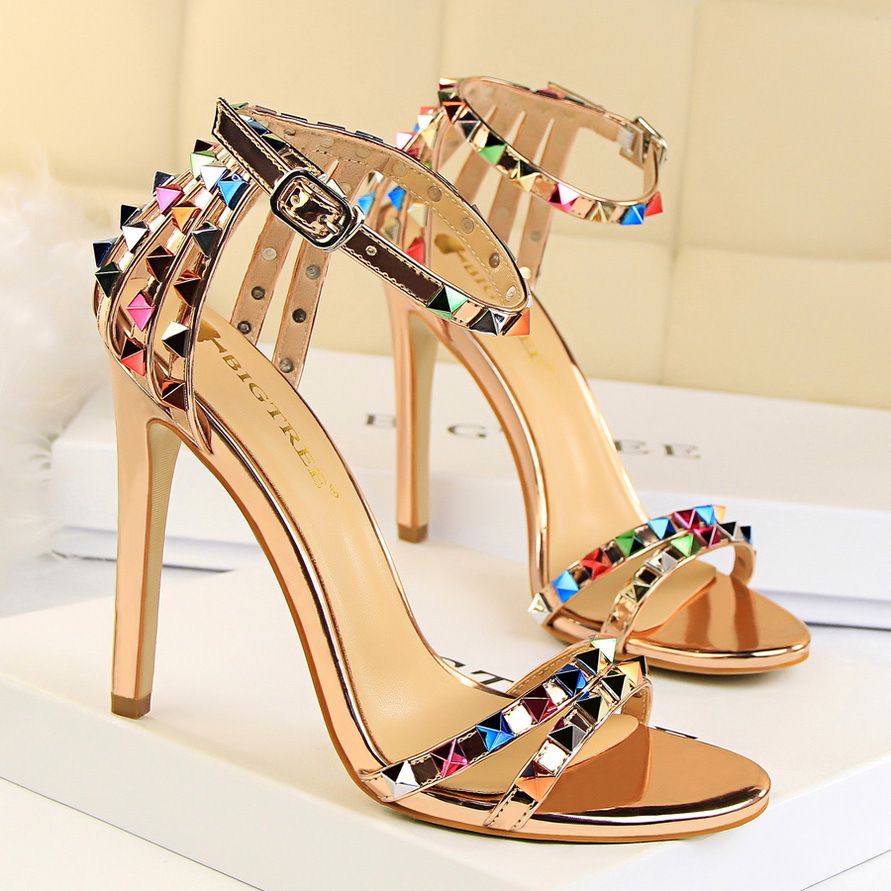 Style Roman Style Damenschuhe Stiletto Super High Heel Open Toe mit hohlen farbigen Nietensandalen_voghion.com