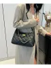 Bolso de hombro con textura premium y cadena elegante Dia Grid para mujeres modernas_voghion.com