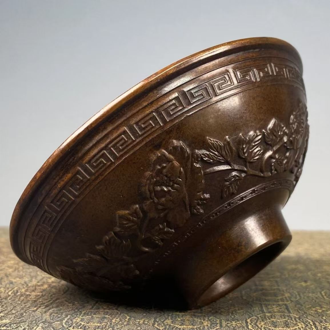 Antike Sammlung: Alte Kupferschale, Doppelte Fischschale (Symbol für Wohlstand), verziert mit blühenden Blumen, Teeschale (Symbol für Glück und Segen)._voghion.com