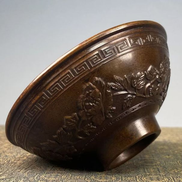 Antike Sammlung: Alte Kupferschale, Doppelte Fischschale (Symbol für Wohlstand), verziert mit blühenden Blumen, Teeschale (Symbol für Glück und Segen)._voghion.com