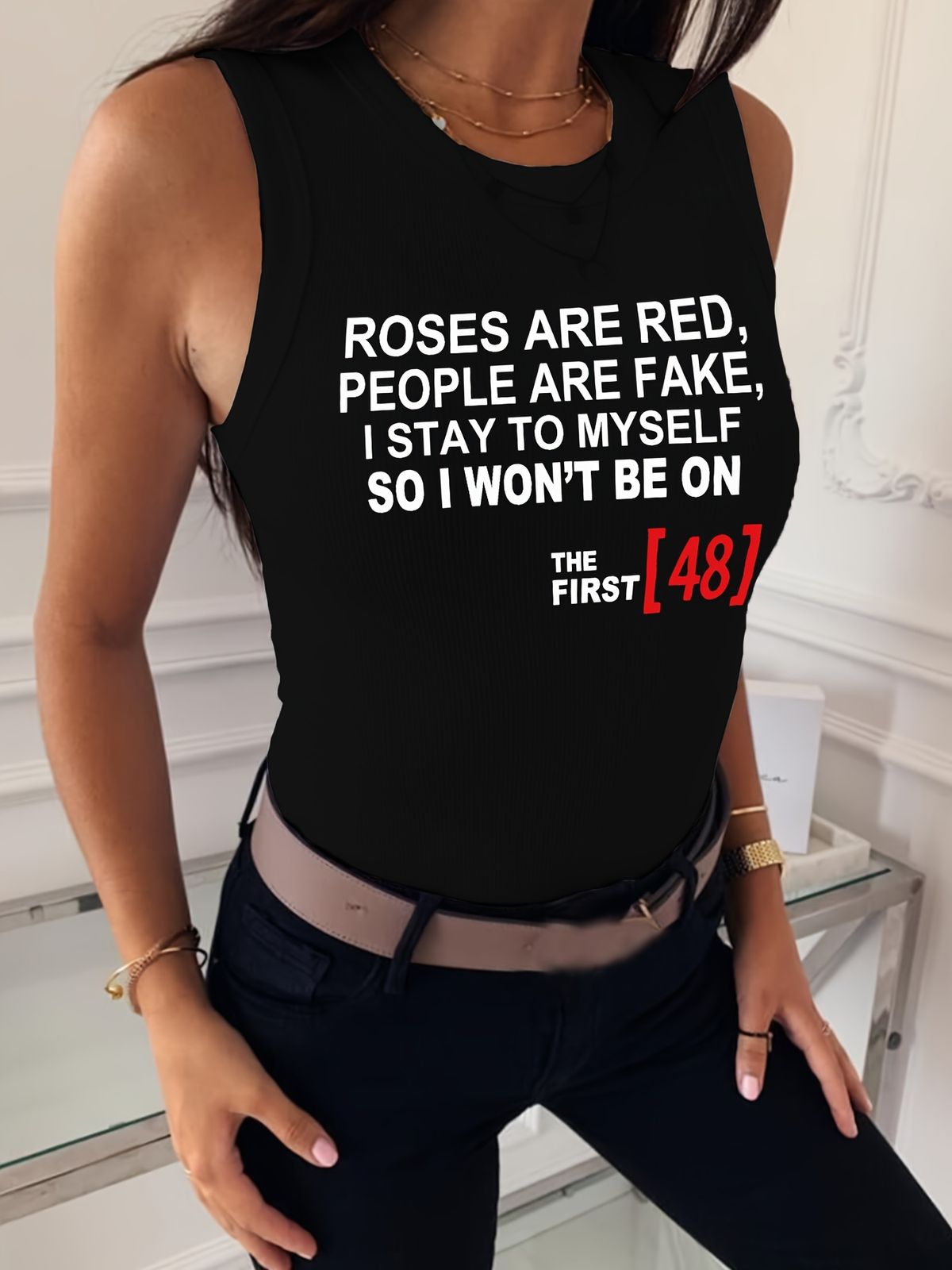 Modische, hochelastische Weste mit kleinen Grubenstreifen und modischem Aufdruck_voghion.com