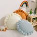 Cojín redondo de punto con pompones, almohada decorativa_voghion.com