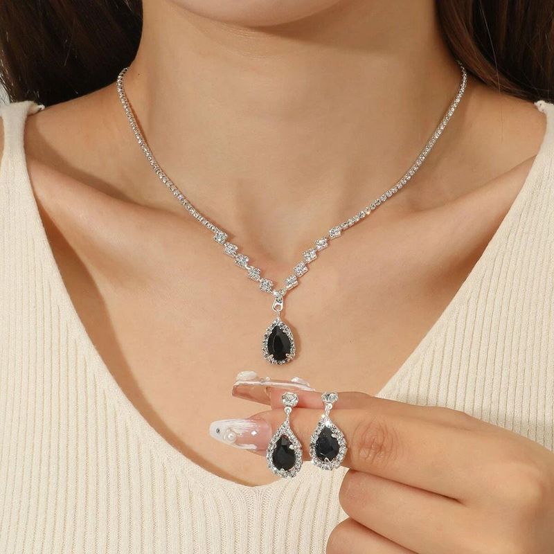 Collana e orecchini a goccia con diamanti pieni e zirconi, set di gioielli da sposa per servizio fotografico_voghion.com