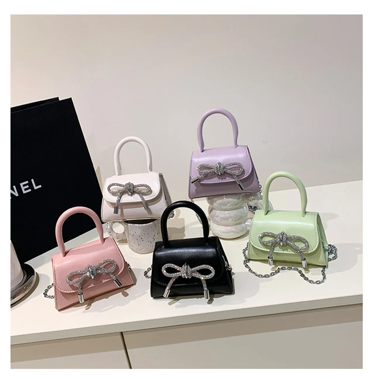 Sac pour enfants de petite fille, nouveau sac à main pour fille avec nœud clouté de diamants de printemps et d'été, sac à bandoulière en chaîne pour femmes de niche, sac rouge pour femmes_voghion.com