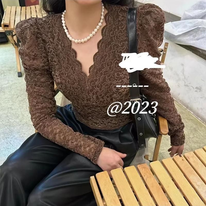 2024 autumn winter brushed and velvet V-neck hollow out long sleeved short lace women's slim fit top base shirt_voghion.com