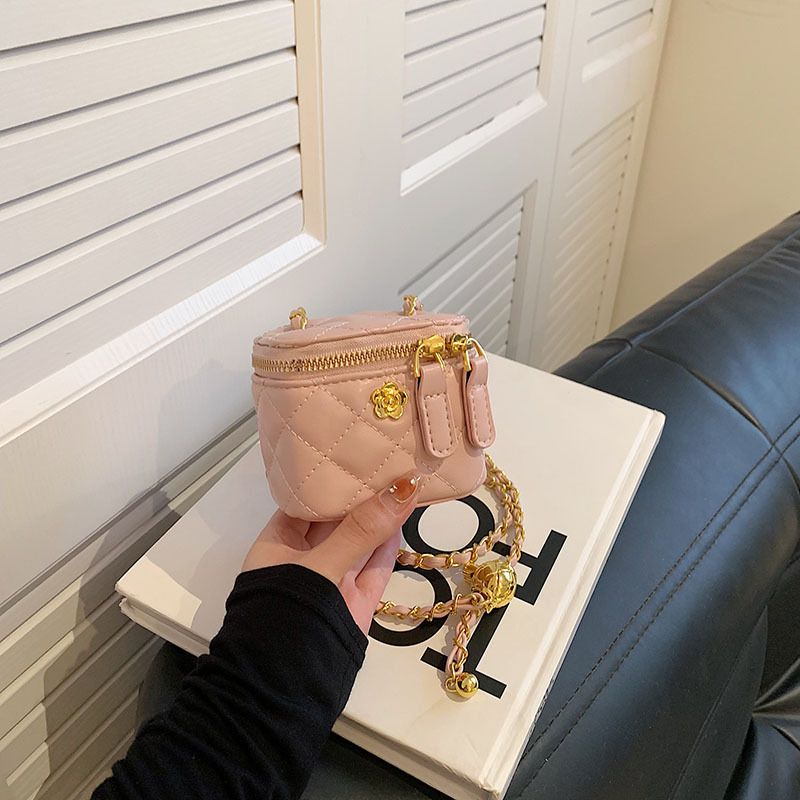 Xiaoxiangfeng Mini Lingge Chain Shoulder pro ženy 2024 Nová a módní crossbody kabelka, oblíbená na internetu,_voghion.com