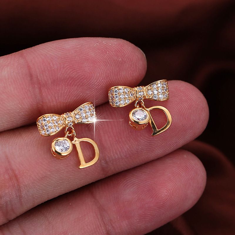 Delicatezza della moda giapponese coreana Alta qualità con lettera D Ear Stud Amici Banchetto Indossare Orecchini gioielli da DONNA BEEKING_voghion.com