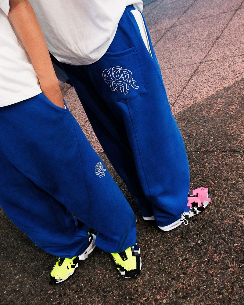 Sudadera unisex con capucha y pantalones con costuras de color en contraste y diseño de calle_voghion.com