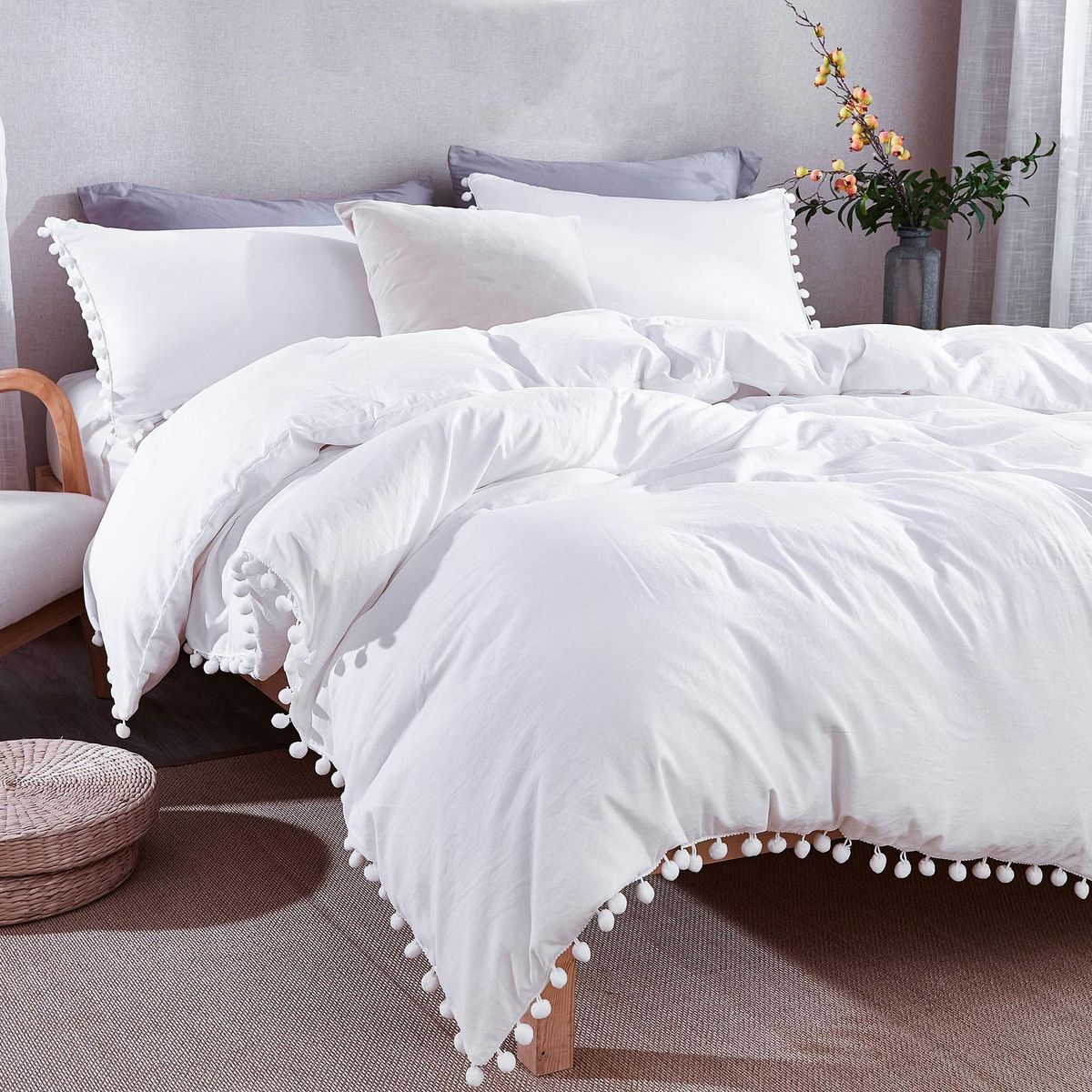 Set copripiumino con frange morbide a forma di palla bianca - Poliestere traspirante, stile nordico, design con gonna da letto, disponibile in diverse misure_voghion.com