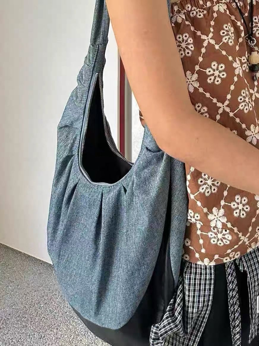 2025 Herbst- und Wintermode Vielseitige Denim Buntes Plissee-Design Schulterhandtasche Lässig Täglich Personalisierte Nische Einfaches Pendeln_voghion.com