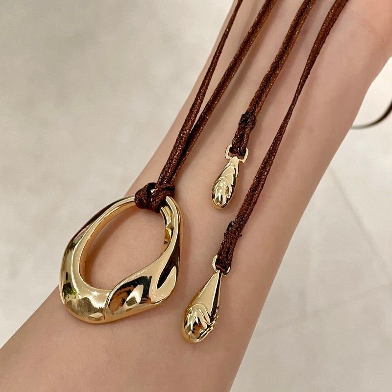 Dong Jie Metall-Kette für Damen, schwarzes Seil, runder Anhänger, lange Pulloverkette, Nische, High-End-Stil für altes Geld_voghion.com