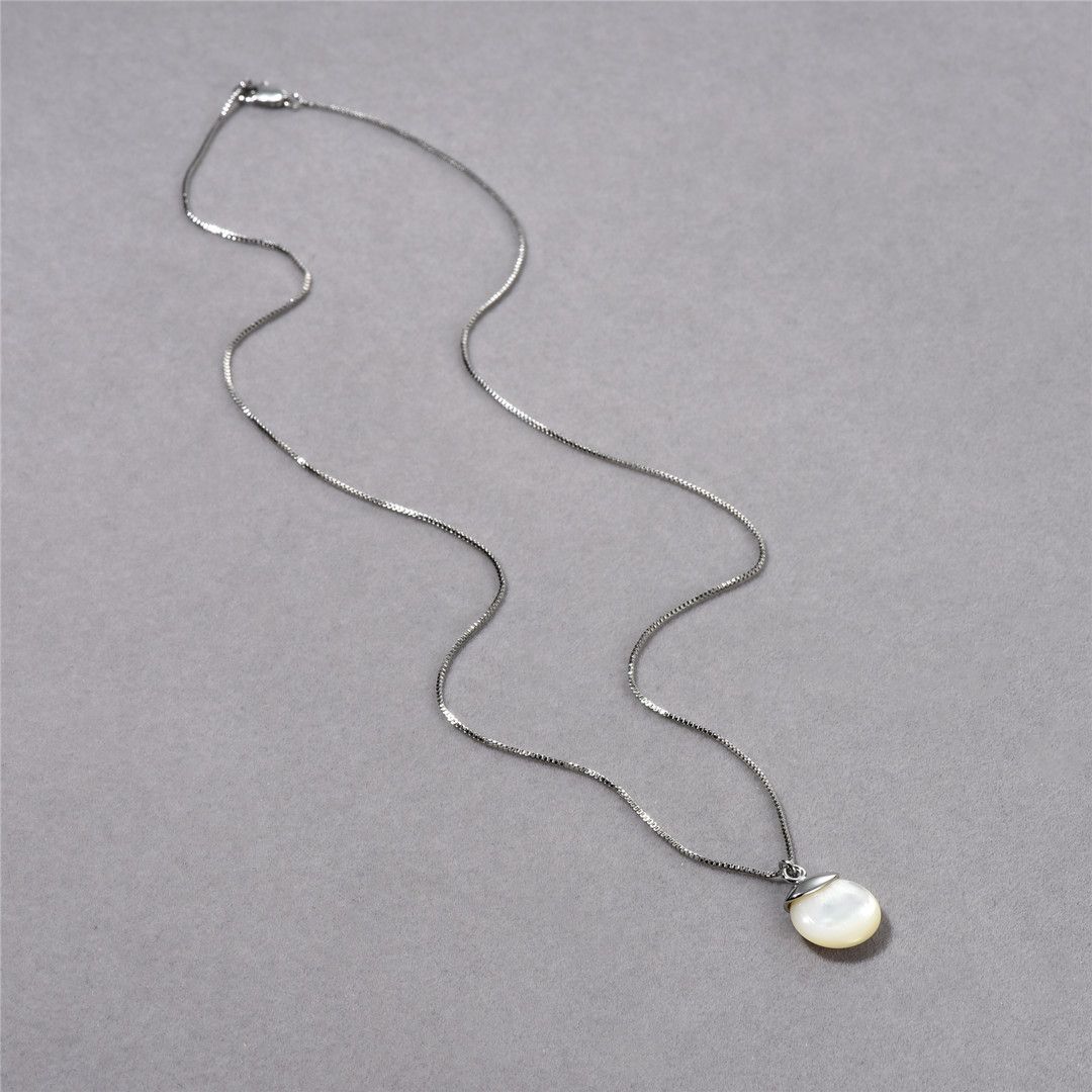 Elegante collana con ciondolo in onice nero e conchiglia bianca con placcatura in oro 18 carati, design geometrico minimalista per collana alla moda da donna._voghion.com