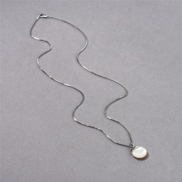 Elegante collana con ciondolo in onice nero e conchiglia bianca con placcatura in oro 18 carati, design geometrico minimalista per collana alla moda da donna._voghion.com