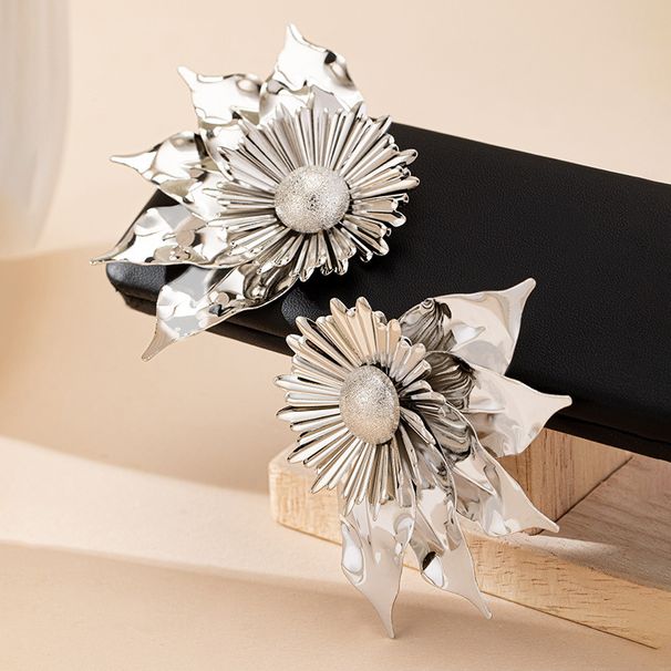 Orecchini a bottone eleganti e alla moda, pesanti, asimmetrici, tridimensionali, in metallo intarsiato con perle_voghion.com