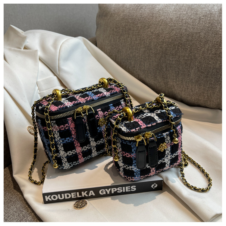 2023 Neue Xiaoxiangfeng Wollkette Kleine quadratische Tasche Modische und vielseitige Umhängetasche Trendige und modische mundrote Tasche_voghion.com