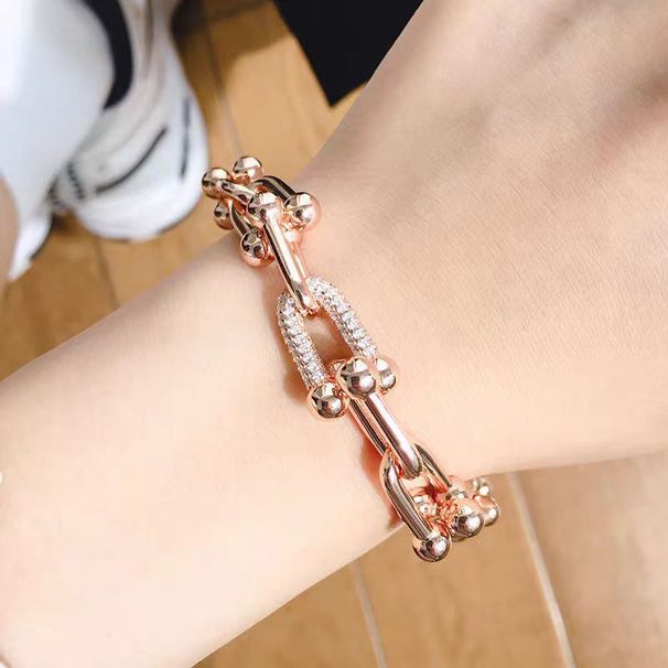 T Family Edition Patkó alakú csatos karkötő, divatos dizájn, gyémántberakodással, könnyed luxus, személyre szabott, magas_voghion.com