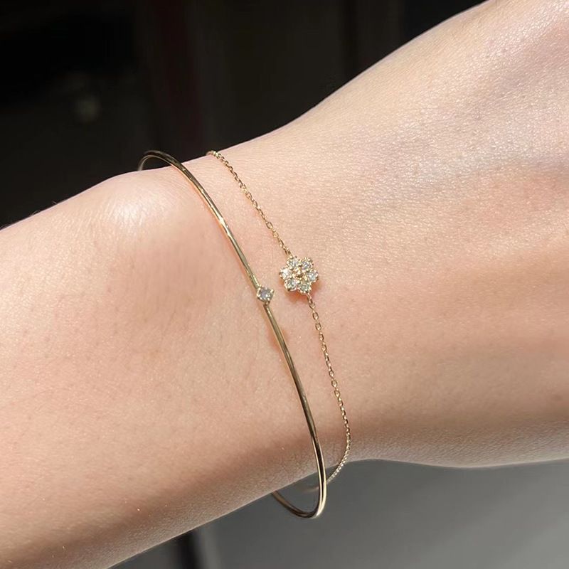 Set di braccialetti con piccoli fiori, pallina dorata, stami e zirconi blu e margherita in argento_voghion.com