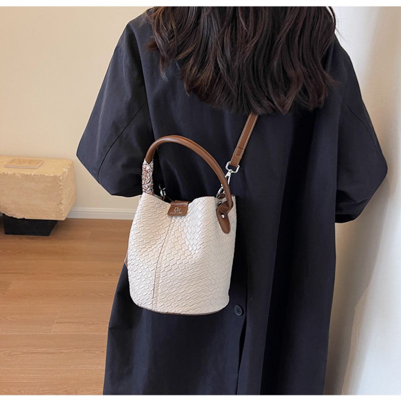 Fashion large capacity woven handbags for women 2024 autumn new texture bucket bag versatile shoulder messenger bag_voghion.com
