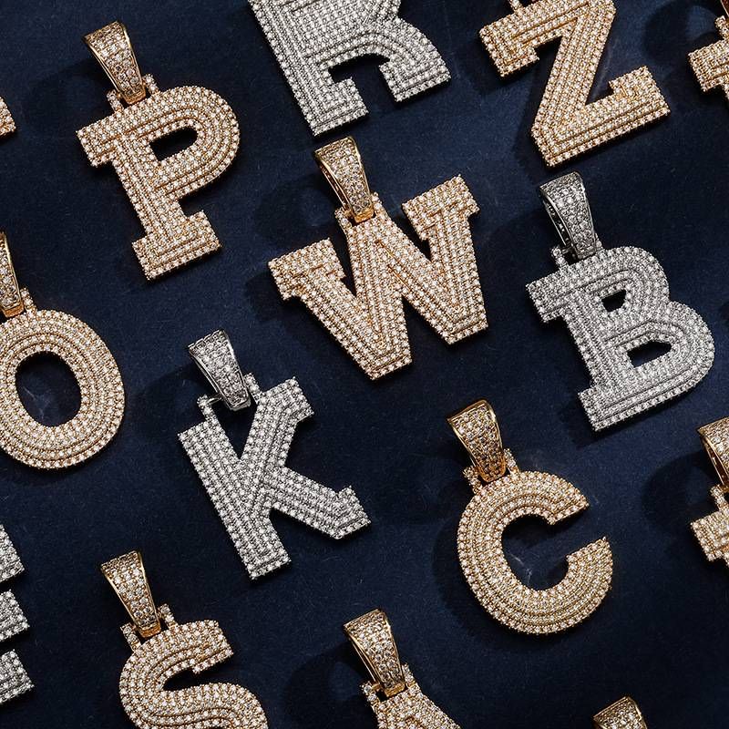 Il ciondolo Hip Hop con lettera in zircone tridimensionale Hit Capital può essere unito e abbinato a piacimento con accessori alla moda_voghion.com
