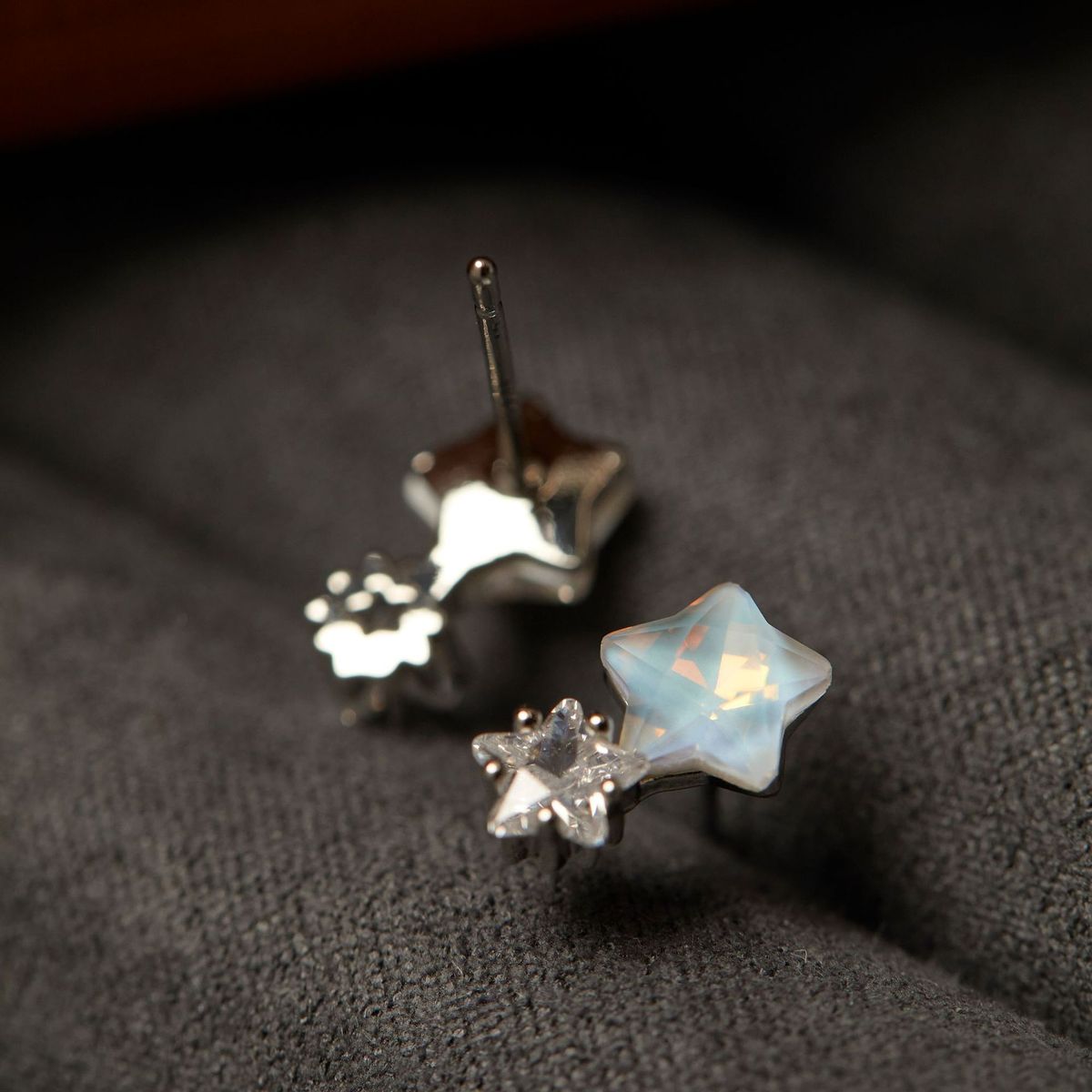 【Étoiles】Étoiles scintillantes Petites boucles d'oreilles simples et colorées Design de niche Clips d'oreilles exquis Plaque de bobine anti-moustique Non percée_voghion.com