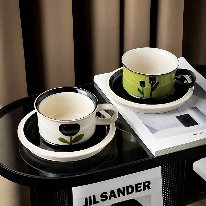 Ar rokām apgleznota ziedu keramikas krūze Retro nišas kafijas krūze un apakštasīšu komplekts Latte ziedu tējas krūze_voghion.com