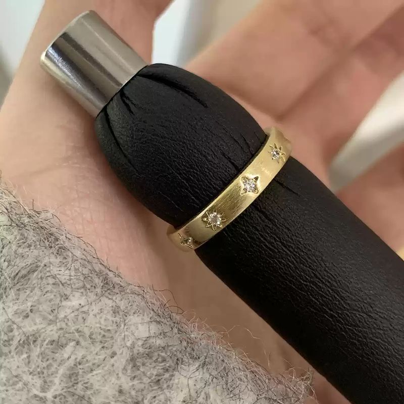 Anello impilabile di alta qualità coreano leggero e di lusso con diamanti e strass spazzolati, elegante e raffinato, con fila delicata di diamanti, per indice_voghion.com