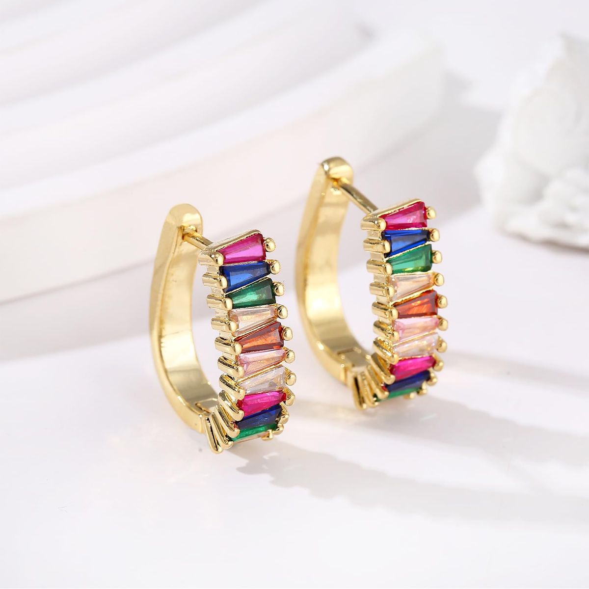 Ottone con placcatura in oro vero, zirconi alla moda e colorati, orecchini da donna di lusso a forma di U di alta qualità_voghion.com