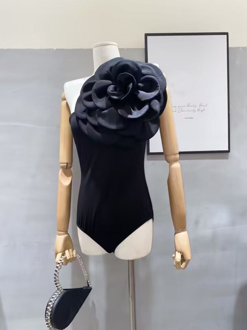 Damen Sommer Party Nischen Design Sexy Off-Shoulder Dreidimensionale Große Blume Dekoration Taille Abnehmen Overall Frauen_voghion.com