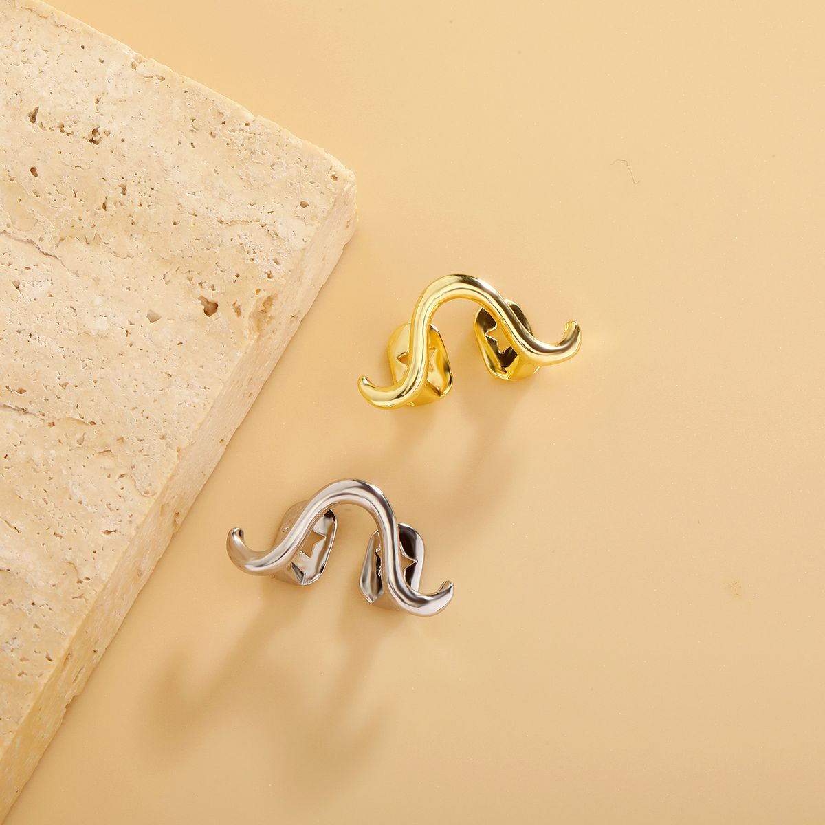 Design di nicchia, forma di Mobius a onda intrecciata, zircone liscio, tappo singolo, accessori unisex, gioielli per denti australiani in oro_voghion.com