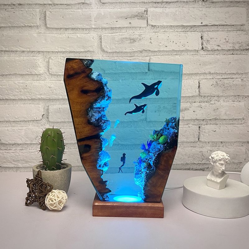 Lampe en résine représentant un papa et un bébé orque, un tigre et une baleine, cadeau idéal pour maman_voghion.com