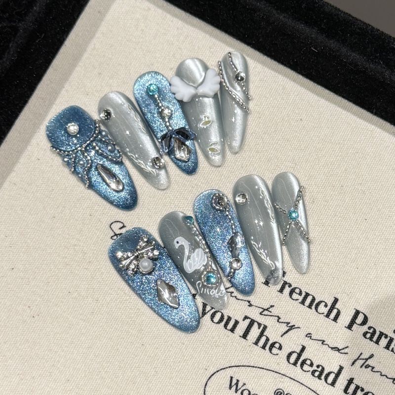 Patch Wear Manichiură Wear Nail Benzi Albire Lacul Lebedelor Aripi de Înger Pană Albastră Fantezie Zână Farmec Patch Nail Purtând Armură Albastră Strălucitoare_voghion.com