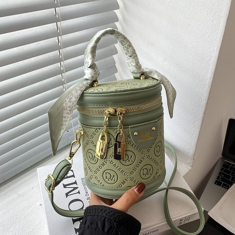 Borsa a tracolla versatile con secchiello per l'acqua, borsa a cilindro con supporto piccolo e di fascia alta, primavera 2024, da donna_voghion.com
