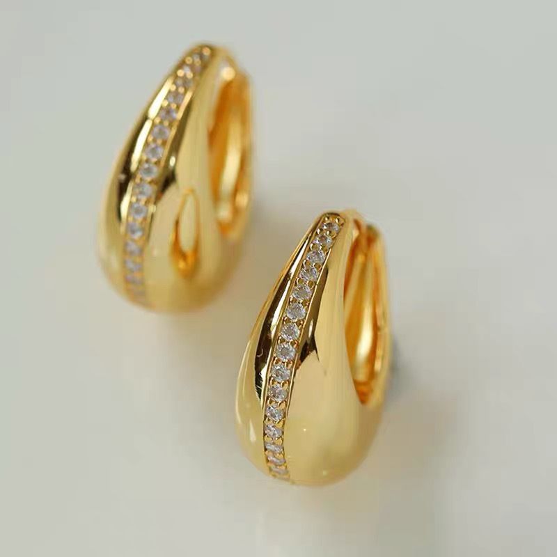 Pendientes de aro Huggie de lujo con cristales chapados en oro y gotas de agua_voghion.com