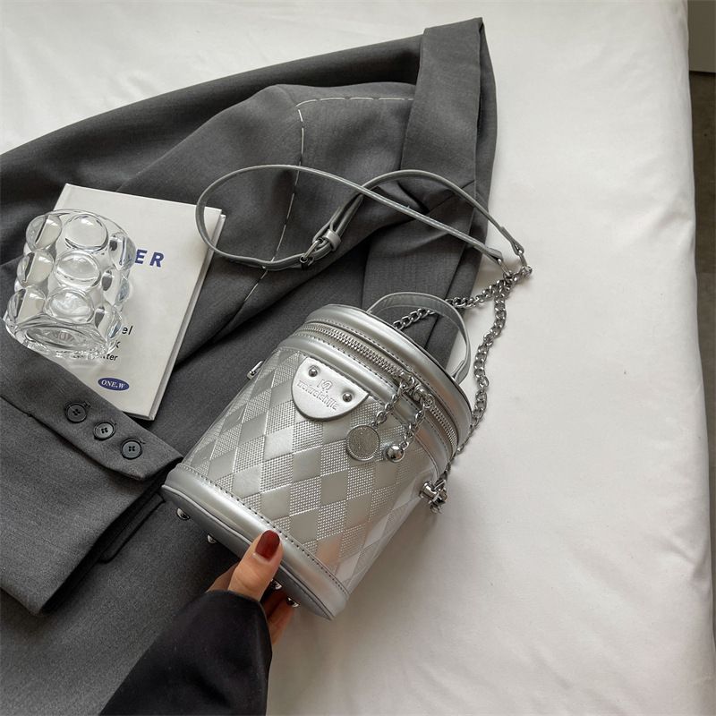 Borsa a cilindro argento di fascia alta Borsa da donna Borsa a secchiello portatile 2023 Summer New Fashion Rhombus borsa a tracolla_voghion.com