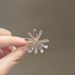 Temperament Crystal New Daisy Flower Brooch High-end Anti-light Corsage Neckline Pin Sweater Suit Accessories_voghion.com